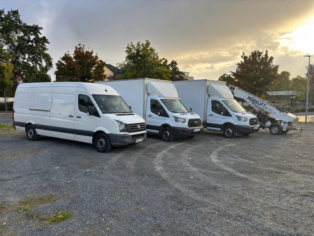 Drei Transporter und ein Möbellift aus dem Fuhrpark von JET Logistics